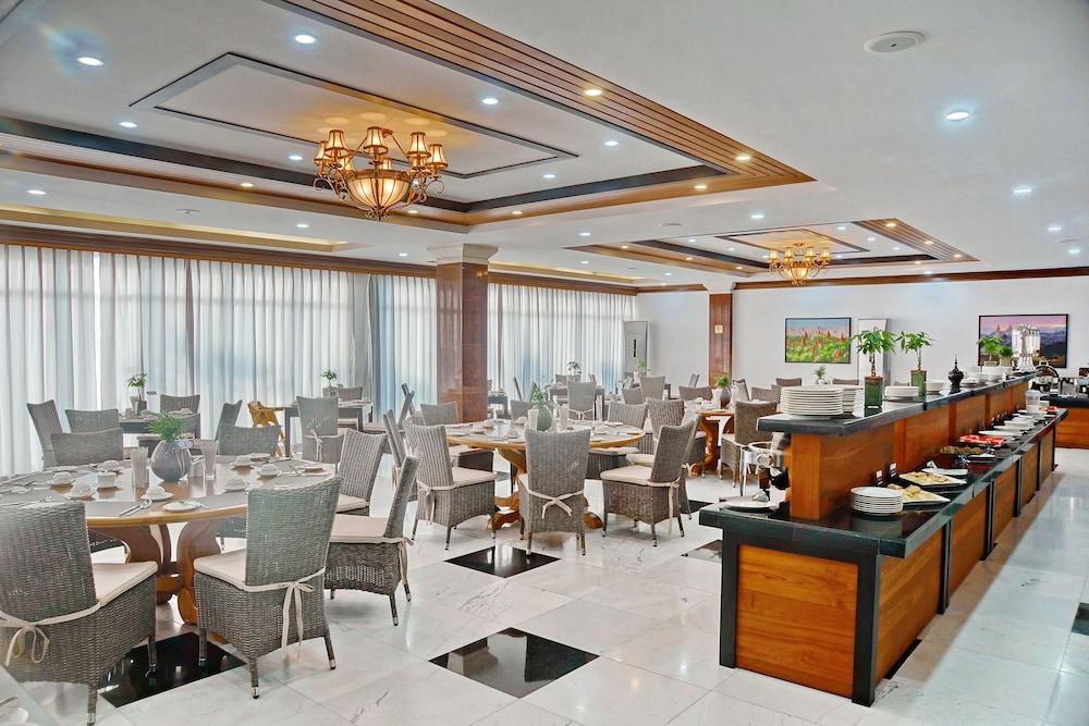 The Regency Hotel Bagan Buitenkant foto
