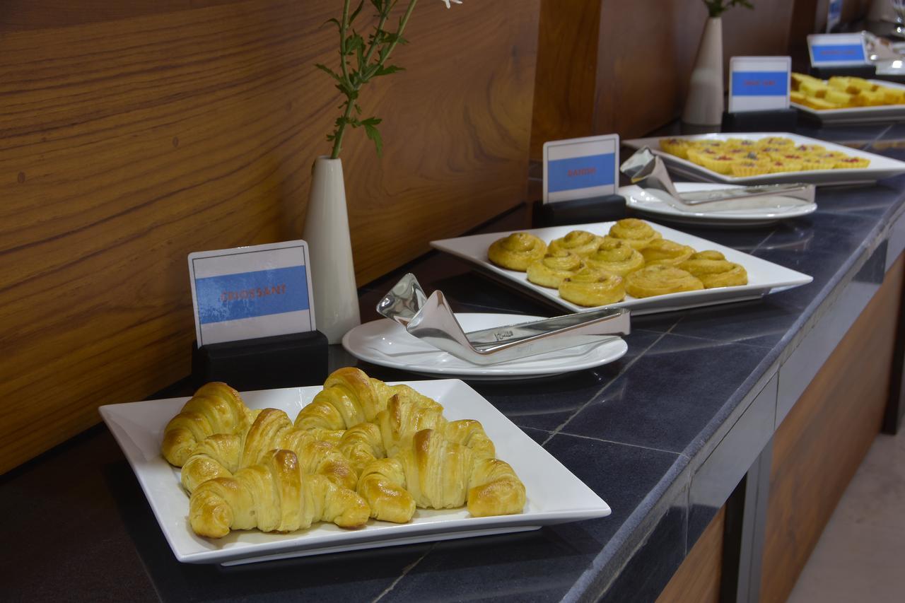 The Regency Hotel Bagan Buitenkant foto