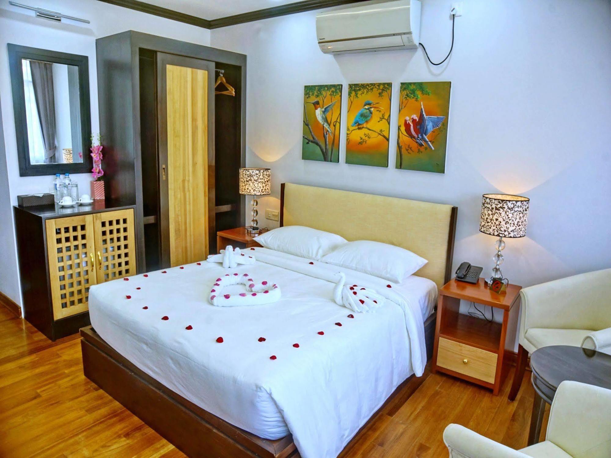 The Regency Hotel Bagan Buitenkant foto