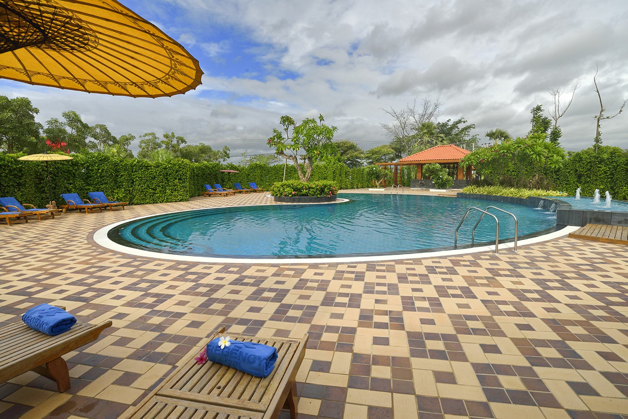 The Regency Hotel Bagan Buitenkant foto