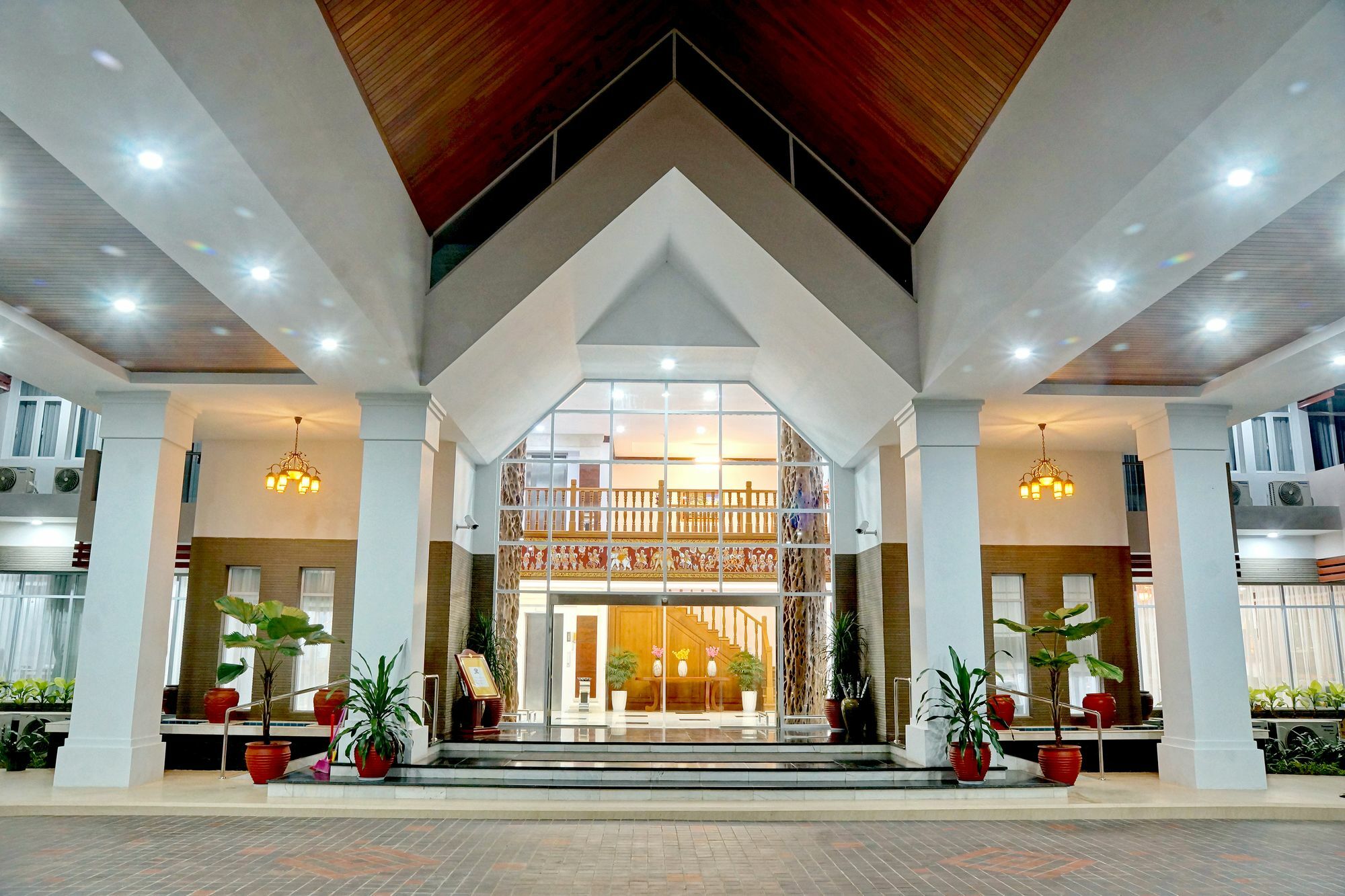 The Regency Hotel Bagan Buitenkant foto